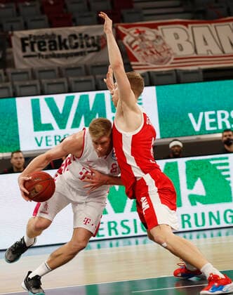 Deutschland, Bamberg, Brose Arena, 19.12.2020, emspor, emonline, despor, deonline, Brose Bamberg - Telekom Baskets Bonn, Basketball, BBL Bild: v. li. Benjamin Lischka (Telekom Baskets Bonn) und Christian Sengfelder (Brose Bamberg) Copyright: HMBxMedia xHeikoxBecker