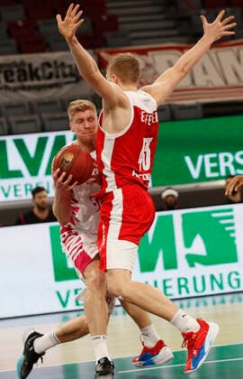 Deutschland, Bamberg, Brose Arena, 19.12.2020, emspor, emonline, despor, deonline, Brose Bamberg - Telekom Baskets Bonn, Basketball, BBL Bild: v. li. Benjamin Lischka (Telekom Baskets Bonn) und Christian Sengfelder (Brose Bamberg) Copyright: HMBxMedia xHeikoxBecker