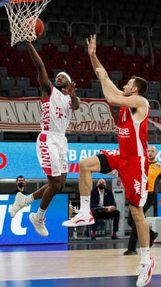 Deutschland, Bamberg, Brose Arena, 19.12.2020, emspor, emonline, despor, deonline, Brose Bamberg - Telekom Baskets Bonn, Basketball, BBL Bild: v. li. Josh Hagins (Telekom Baskets Bonn) und Christian Sengfelder (Brose Bamberg) Copyright: HMBxMedia xHeikoxBecker