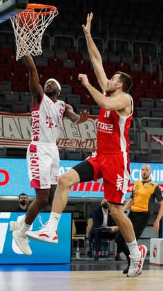 Deutschland, Bamberg, Brose Arena, 19.12.2020, emspor, emonline, despor, deonline, Brose Bamberg - Telekom Baskets Bonn, Basketball, BBL Bild: v. li. Josh Hagins (Telekom Baskets Bonn) und Christian Sengfelder (Brose Bamberg) Copyright: HMBxMedia xHeikoxBecker