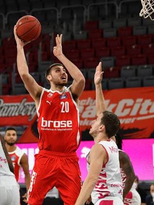 BAMBERG 19.12.2020 --- Basketball ---- easycredit 1. Basketball Bundesliga ---- 7. Spieltag: Brose Bamberg vs Telekom Baskets Bonn --- Chase Fieler (20, Brose Bamberg) wirft gegen Strahinja Micovic (4, Telekom Baskets Bonn) --- Foto: Hans-Martin Issler isslerimages ---- Brose Bamberg vs Telekom Baskets Bonn