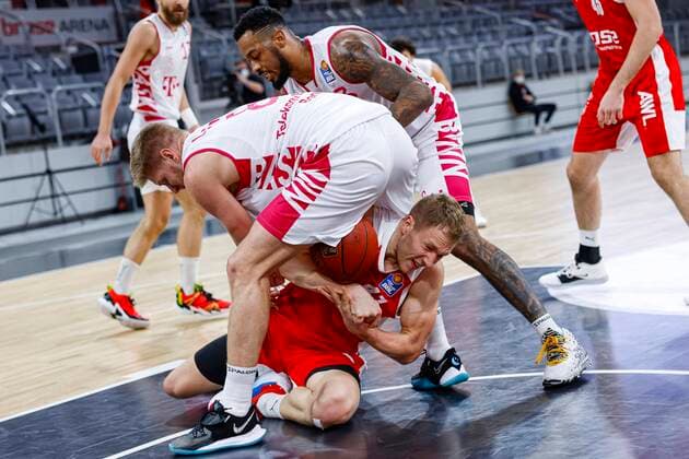 unten Christian Sengfelder (Brose Bamberg, 43) oben links 08 Benjamin Lischka (Telekom Baskets Bonn) oben rechts 03 James Thompson IV (Telekom Baskets Bonn) Brose Bamberg - Telekom Baskets Bonn - easyCredit-BBL - Basketball Bundesliga - Basketball Saison 2020 21 - 7. Spieltag, 19.12.2020 Bamberg, Brose Arena ASV-Autoren-Nummer: 4026335 Copyright: DanielxLöb