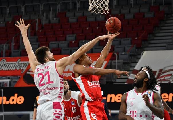 BAMBERG 19.12.2020 --- Basketball ---- easycredit 1. Basketball Bundesliga ---- 7. Spieltag: Brose Bamberg vs Telekom Baskets Bonn --- Devon Hall (22, Brose Bamberg) wirft gegen Leon Kratzer (21, Telekom Baskets Bonn) und Xavier Pollard (2, Telekom Baskets Bonn) --- Foto: Hans-Martin Issler isslerimages ---- Brose Bamberg vs Telekom Baskets Bonn
