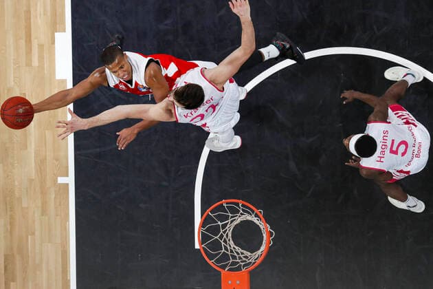 links Devon Hall (Brose Bamberg, 22) Mitte 21 Leon Kratzer (Telekom Baskets Bonn) rechts 05 Josh Hagins (Telekom Baskets Bonn) Brose Bamberg - Telekom Baskets Bonn - easyCredit-BBL - Basketball Bundesliga - Basketball Saison 2020 21 - 7. Spieltag, 19.12.2020 Bamberg, Brose Arena ASV-Autoren-Nummer: 4026335 Copyright: DanielxLöb