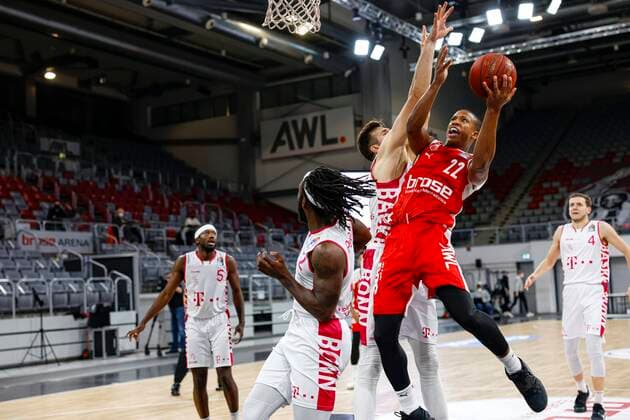 rechts Devon Hall (Brose Bamberg, 22) Mitte 21 Leon Kratzer (Telekom Baskets Bonn) links 02 Xavier Pollard (Telekom Baskets Bonn) Brose Bamberg - Telekom Baskets Bonn - easyCredit-BBL - Basketball Bundesliga - Basketball Saison 2020 21 - 7. Spieltag, 19.12.2020 Bamberg, Brose Arena ASV-Autoren-Nummer: 4026335 Copyright: DanielxLöb