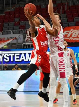 BAMBERG 19.12.2020 --- Basketball ---- easycredit 1. Basketball Bundesliga ---- 7. Spieltag: Brose Bamberg vs Telekom Baskets Bonn --- Devon Hall (22, Brose Bamberg) wirft gegen Leon Kratzer (21, Telekom Baskets Bonn) --- Foto: Hans-Martin Issler isslerimages ---- Brose Bamberg vs Telekom Baskets Bonn
