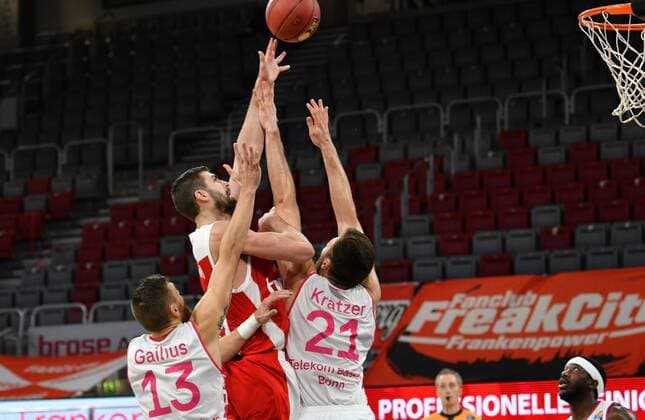 BAMBERG 19.12.2020 --- Basketball ---- easycredit 1. Basketball Bundesliga ---- 7. Spieltag: Brose Bamberg vs Telekom Baskets Bonn --- David Kravish (45, Brose Bamberg) wirft gegen Leon Kratzer (21, Telekom Baskets Bonn) und Deividas Gailus (13, Telekom Baskets Bonn) --- Foto: Hans-Martin Issler isslerimages ---- Brose Bamberg vs Telekom Baskets Bonn