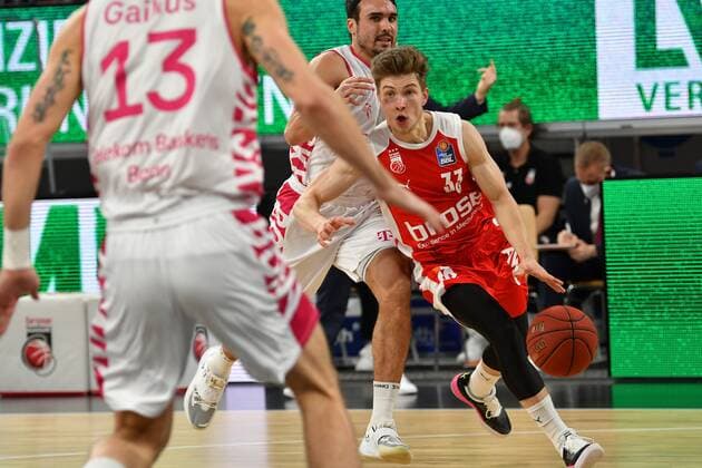 BAMBERG 19.12.2020 --- Basketball ---- easycredit 1. Basketball Bundesliga ---- 7. Spieltag: Brose Bamberg vs Telekom Baskets Bonn --- Bennet Hundt (33, Brose Bamberg) zieht gegen Anthony DiLeo (11, Telekom Baskets Bonn) und Deividas Gailus (13, Telekom Baskets Bonn) zum Korb --- Foto: Hans-Martin Issler isslerimages ---- Brose Bamberg vs Telekom Baskets Bonn