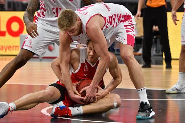 BAMBERG 19.12.2020 --- Basketball ---- easycredit 1. Basketball Bundesliga ---- 7. Spieltag: Brose Bamberg vs Telekom Baskets Bonn --- Christian Sengfelder (43, Brose Bamberg) und Benjamin Lischka (8, Telekom Baskets Bonn) kämpfen um den Ball --- Foto: Hans-Martin Issler isslerimages ---- Brose Bamberg vs Telekom Baskets Bonn