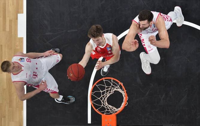BAMBERG 19.12.2020 --- Basketball ---- easycredit 1. Basketball Bundesliga ---- 7. Spieltag: Brose Bamberg vs Telekom Baskets Bonn --- Bennet Hundt (33, Brose Bamberg) mit Korbleger gegen Benjamin Lischka (8, Telekom Baskets Bonn) und Leon Kratzer (21, Telekom Baskets Bonn) --- Foto: Hans-Martin Issler isslerimages ---- Brose Bamberg vs Telekom Baskets Bonn