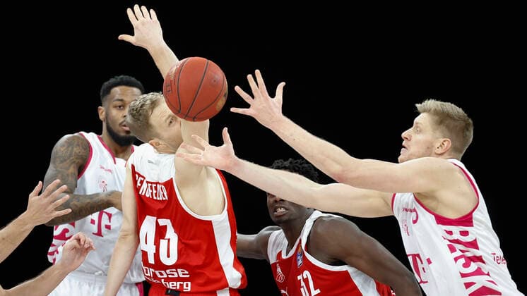 Deutschland, Bamberg, Brose Arena, 19.12.2020, emspor, emonline, despor, deonline, Brose Bamberg - Telekom Baskets Bonn, Basketball, BBL Bild: v. li. James Thompson IV (Telekom Baskets Bonn), Christian Sengfelder (Brose Bamberg), Norense Odiase (Brose Bamberg) und Benjamin Lischka (Telekom Baskets Bonn) Copyright: HMBxMedia xHeikoxBecker