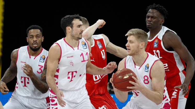 Deutschland, Bamberg, Brose Arena, 19.12.2020, emspor, emonline, despor, deonline, Brose Bamberg - Telekom Baskets Bonn, Basketball, BBL Bild: v. li. James Thompson IV (Telekom Baskets Bonn), Anthony DiLeo (Telekom Baskets Bonn), Christian Sengfelder (Brose Bamberg), Benjamin Lischka (Telekom Baskets Bonn) und Norense Odiase (Brose Bamberg) Copyright: HMBxMedia xHeikoxBecker