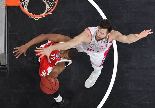 BAMBERG 19.12.2020 --- Basketball ---- easycredit 1. Basketball Bundesliga ---- 7. Spieltag: Brose Bamberg vs Telekom Baskets Bonn --- Devon Hall (22, Brose Bamberg) mit Korbleger gegen Leon Kratzer (21, Telekom Baskets Bonn) --- Foto: Hans-Martin Issler isslerimages ---- Brose Bamberg vs Telekom Baskets Bonn