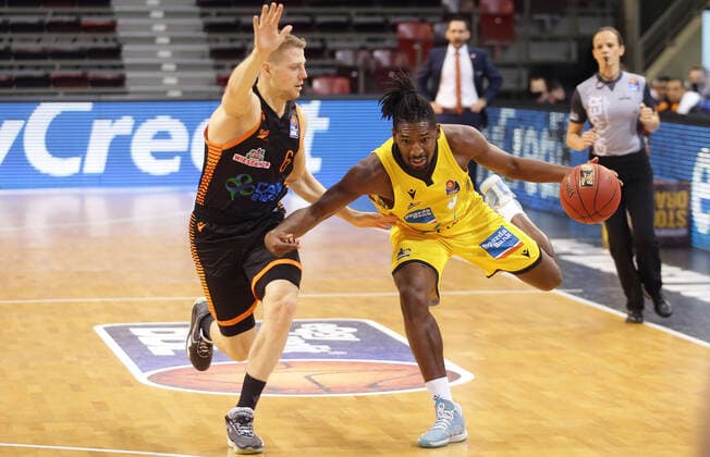 Ludwigsburg , Basketball easyCredit BBL Bundesliga , MHP RIESEN Ludwigsburg vs. Rasta Vechta , von links: Tim Hasbargen ( Vechta ) Jaleen Smith ( Riesen )