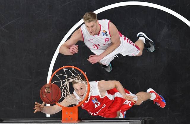 BAMBERG 19.12.2020 --- Basketball ---- easycredit 1. Basketball Bundesliga ---- 7. Spieltag: Brose Bamberg vs Telekom Baskets Bonn --- Christian Sengfelder (43, Brose Bamberg) mit Korbleger gegen Benjamin Lischka (8, Telekom Baskets Bonn) --- Foto: Hans-Martin Issler isslerimages ---- Brose Bamberg vs Telekom Baskets Bonn