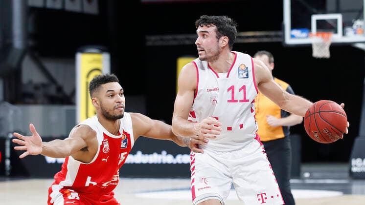 Deutschland, Bamberg, Brose Arena, 19.12.2020, emspor, emonline, despor, deonline, Brose Bamberg - Telekom Baskets Bonn, Basketball, BBL Bild: v. li. Kenneth Ogbe (Brose Bamberg) und Anthony DiLeo (Telekom Baskets Bonn) Copyright: HMBxMedia xHeikoxBecker