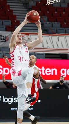 Deutschland, Bamberg, Brose Arena, 19.12.2020, emspor, emonline, despor, deonline, Brose Bamberg - Telekom Baskets Bonn, Basketball, BBL Bild: v. li. Strahinja Micovic (Telekom Baskets Bonn) und Devon Hall (Brose Bamberg) Copyright: HMBxMedia xHeikoxBecker