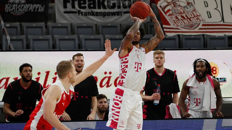 Deutschland, Bamberg, Brose Arena, 19.12.2020, emspor, emonline, despor, deonline, Brose Bamberg - Telekom Baskets Bonn, Basketball, BBL Bild: v. li. Christian Sengfelder (Brose Bamberg) und Chris Babb (Telekom Baskets Bonn) Copyright: HMBxMedia xHeikoxBecker