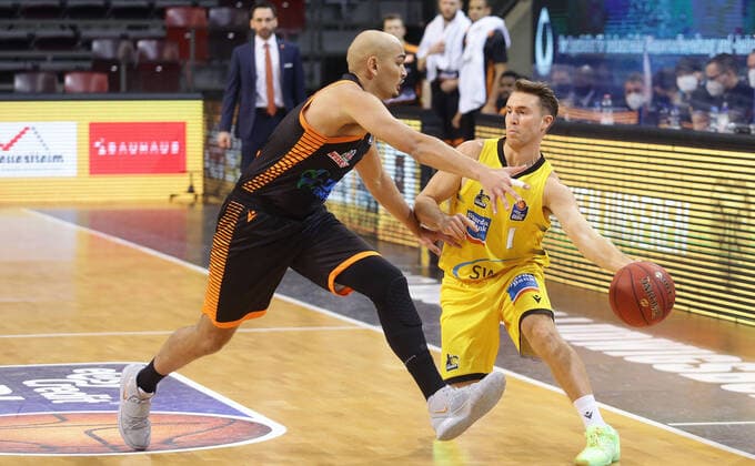 Ludwigsburg , Basketball easyCredit BBL Bundesliga , MHP RIESEN Ludwigsburg vs. Rasta Vechta , von links. Stefan Peno Vechta ) Jordan Hulls ( Riesen )