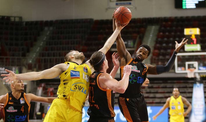 Ludwigsburg , Basketball easyCredit BBL Bundesliga , MHP RIESEN Ludwigsburg vs. Rasta Vechta , von links: Jonas Wohlfarth-Bottermann ( Riesen ) Dennis Clifford ( Vechta ) Josh Young ( Vechta )