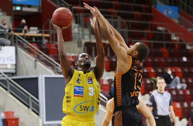 Sport Bilder des Tages Ludwigsburg , Basketball easyCredit BBL Bundesliga , MHP RIESEN Ludwigsburg vs. Rasta Vechta , von links: Jaleen Smith ( Riesen ) Jean Salumu ( Vechta )