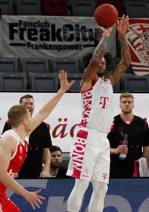 Deutschland, Bamberg, Brose Arena, 19.12.2020, emspor, emonline, despor, deonline, Brose Bamberg - Telekom Baskets Bonn, Basketball, BBL Bild: v. li. Christian Sengfelder (Brose Bamberg) und Chris Babb (Telekom Baskets Bonn) Copyright: HMBxMedia xHeikoxBecker