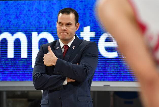 Sport Bilder des Tages BAMBERG 19.12.2020 --- Basketball ---- easycredit 1. Basketball Bundesliga ---- 7. Spieltag: Brose Bamberg vs Telekom Baskets Bonn --- Headcoach Johan Roijakkers (Brose Bamberg) zeigt Daumen nach oben --- Foto: Hans-Martin Issler isslerimages ---- Brose Bamberg vs Telekom Baskets Bonn