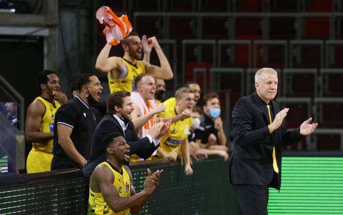 Ludwigsburg , Basketball easyCredit BBL Bundesliga , MHP RIESEN Ludwigsburg vs. Rasta Vechta , Jubel Riesen , rechts: Trainer John Patrick