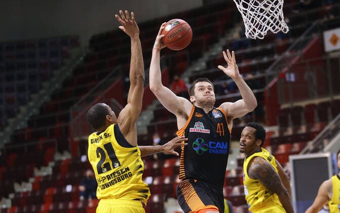 Ludwigsburg , Basketball easyCredit BBL Bundesliga , MHP RIESEN Ludwigsburg vs. Rasta Vechta , von links: Tremmell Darden ( Riesen ) Will Vorhees ( Vechta )