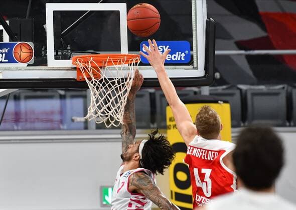 BAMBERG 19.12.2020 --- Basketball ---- easycredit 1. Basketball Bundesliga ---- 7. Spieltag: Brose Bamberg vs Telekom Baskets Bonn --- Chris Babb (7, Telekom Baskets Bonn) wirft gegen Christian Sengfelder (43, Brose Bamberg) --- Foto: Hans-Martin Issler isslerimages ---- Brose Bamberg vs Telekom Baskets Bonn