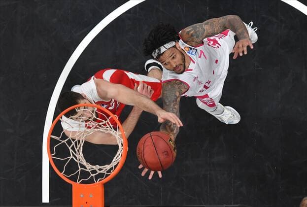 BAMBERG 19.12.2020 --- Basketball ---- easycredit 1. Basketball Bundesliga ---- 7. Spieltag: Brose Bamberg vs Telekom Baskets Bonn --- Chris Babb (7, Telekom Baskets Bonn) wirft gegen David Kravish (45, Brose Bamberg) --- Foto: Hans-Martin Issler isslerimages ---- Brose Bamberg vs Telekom Baskets Bonn