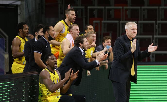 Ludwigsburg , Basketball easyCredit BBL Bundesliga , MHP RIESEN Ludwigsburg vs. Rasta Vechta , Jubel Riesen , rechts Trainer John Patrick