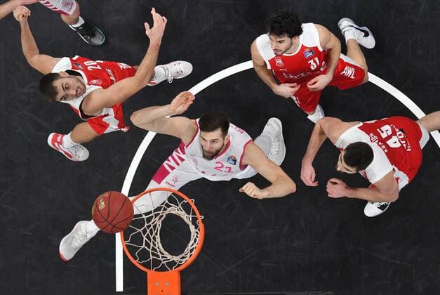 BAMBERG 19.12.2020 --- Basketball ---- easycredit 1. Basketball Bundesliga ---- 7. Spieltag: Brose Bamberg vs Telekom Baskets Bonn --- Leon Kratzer (21, Telekom Baskets Bonn) kuckt Wurf hinterher gegen David Kravish (45, Brose Bamberg), Michele Vitali (31, Brose Bamberg) und Chase Fieler (20, Brose Bamberg) --- Foto: Hans-Martin Issler isslerimages ---- Brose Bamberg vs Telekom Baskets Bonn