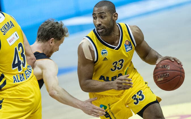 19.12.2020, Berlin, Basketball, 1. Bundesliga, easyCredit BBL, Hauptrunde, 7.Spieltag, Mercedes Benz Arena: ALBA Berlin - ratiopharm Ulm. Per Guenther (l) von ratiopharm Ulm kaempft gegen ALBAs Jayson Granger um den Ball. ALBA Berlin - ratiopharm Ulm