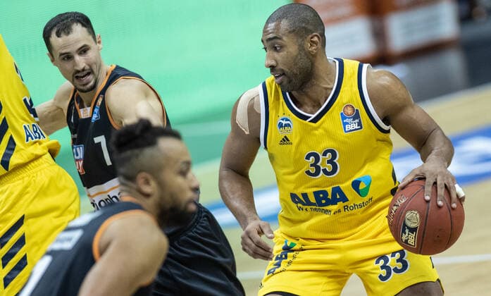 19.12.2020, Berlin, Basketball, 1. Bundesliga, easyCredit BBL, Hauptrunde, 7.Spieltag, Mercedes Benz Arena: ALBA Berlin - ratiopharm Ulm. ALBAs Jayson Granger (r) spielt den Ball neben John Petrucelli von ratiopharm Ulm. ALBA Berlin - ratiopharm Ulm