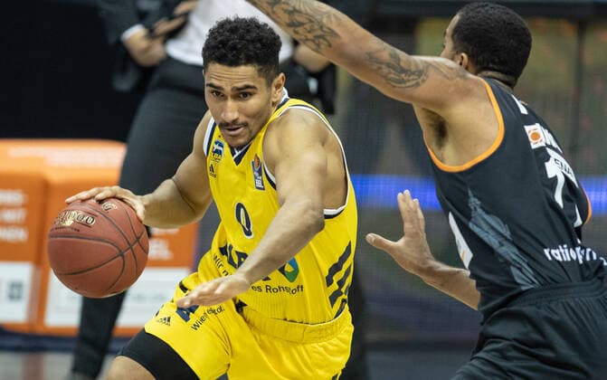 19.12.2020, Berlin, Basketball, 1. Bundesliga, easyCredit BBL, Hauptrunde, 7.Spieltag, Mercedes Benz Arena: ALBA Berlin - ratiopharm Ulm. ALBAs Maodo Lo (l) kaempft gegen Isaiah Wilkins von ratiopharm Ulm um den Ball. ALBA Berlin - ratiopharm Ulm