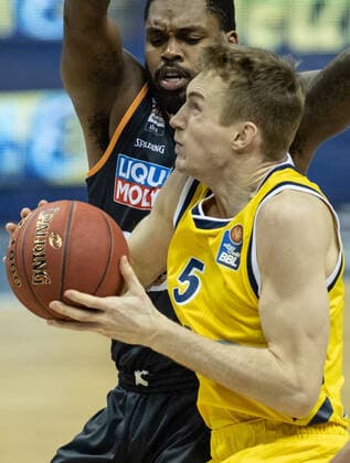 19.12.2020, Berlin, Basketball, 1. Bundesliga, easyCredit BBL, Hauptrunde, 7.Spieltag, Mercedes Benz Arena: ALBA Berlin - ratiopharm Ulm. ALBAs Niels Giffey (r) kaempft gegen Trey Landers von ratiopharm Ulm um den Ball. ALBA Berlin - ratiopharm Ulm