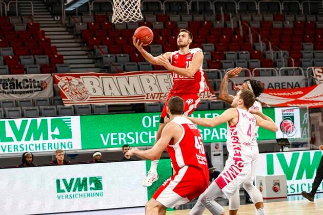 oben Chase Fieler (Brose Bamberg, 20) links David Kravish (Brose Bamberg, 45) rechts 04 Strahinja Micovic (Telekom Baskets Bonn) Brose Bamberg - Telekom Baskets Bonn - easyCredit-BBL - Basketball Bundesliga - Basketball Saison 2020 21 - 7. Spieltag, 19.12.2020 Bamberg, Brose Arena ASV-Autoren-Nummer: 4026335 Copyright: DanielxLöb