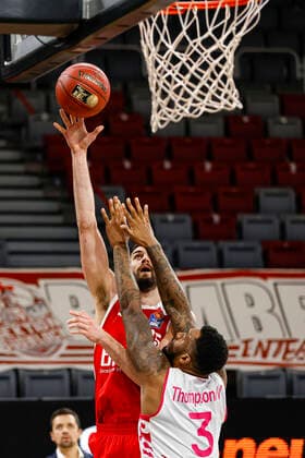 links David Kravish (Brose Bamberg, 45) rechts 03 James Thompson IV (Telekom Baskets Bonn) Brose Bamberg - Telekom Baskets Bonn - easyCredit-BBL - Basketball Bundesliga - Basketball Saison 2020 21 - 7. Spieltag, 19.12.2020 Bamberg, Brose Arena ASV-Autoren-Nummer: 4026335 Copyright: DanielxLöb