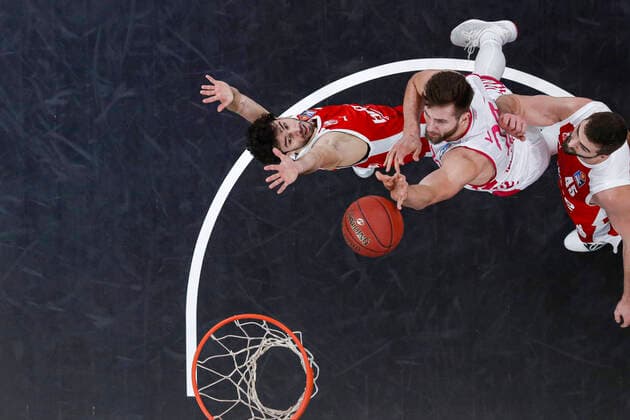 Mitte 21 Leon Kratzer (Telekom Baskets Bonn) links Michele Vitali (Brose Bamberg, 31) rechts David Kravish (Brose Bamberg, 45) Brose Bamberg - Telekom Baskets Bonn - easyCredit-BBL - Basketball Bundesliga - Basketball Saison 2020 21 - 7. Spieltag, 19.12.2020 Bamberg, Brose Arena ASV-Autoren-Nummer: 4026335 Copyright: DanielxLöb