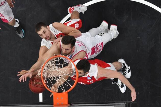 BAMBERG 19.12.2020 --- Basketball ---- easycredit 1. Basketball Bundesliga ---- 7. Spieltag: Brose Bamberg vs Telekom Baskets Bonn --- Leon Kratzer (21, Telekom Baskets Bonn) wirft gegen David Kravish (45, Brose Bamberg) und Chase Fieler (20, Brose Bamberg) --- Foto: Hans-Martin Issler isslerimages ---- Brose Bamberg vs Telekom Baskets Bonn