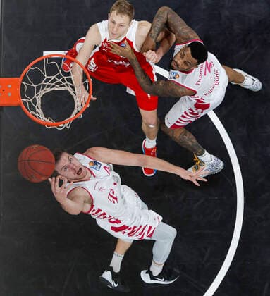 links 04 Strahinja Micovic (Telekom Baskets Bonn) Mitte Christian Sengfelder (Brose Bamberg, 43) rechts 02 Xavier Pollard (Telekom Baskets Bonn) Brose Bamberg - Telekom Baskets Bonn - easyCredit-BBL - Basketball Bundesliga - Basketball Saison 2020 21 - 7. Spieltag, 19.12.2020 Bamberg, Brose Arena ASV-Autoren-Nummer: 4026335 Copyright: DanielxLöb