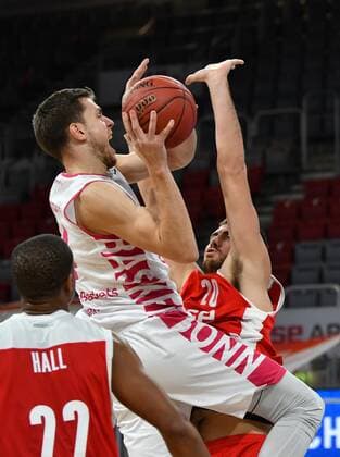 BAMBERG 19.12.2020 --- Basketball ---- easycredit 1. Basketball Bundesliga ---- 7. Spieltag: Brose Bamberg vs Telekom Baskets Bonn --- Strahinja Micovic (4, Telekom Baskets Bonn) wirft gegen Chase Fieler (20, Brose Bamberg) --- Foto: Hans-Martin Issler isslerimages ---- Brose Bamberg vs Telekom Baskets Bonn