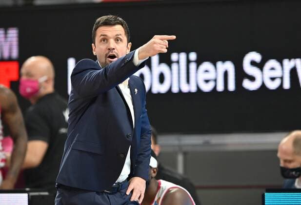 BAMBERG 19.12.2020 --- Basketball ---- easycredit 1. Basketball Bundesliga ---- 7. Spieltag: Brose Bamberg vs Telekom Baskets Bonn --- Igor Jovovic (Headcoach Telekom Baskets Bonn) gibt Anweisung --- Foto: Hans-Martin Issler isslerimages ---- Brose Bamberg vs Telekom Baskets Bonn