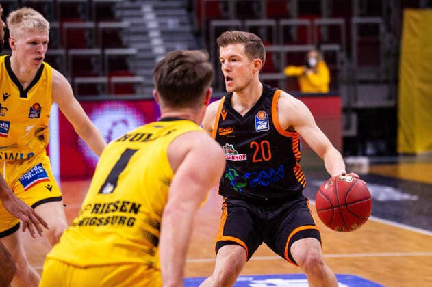Jannes Hundt (Rasta Vechta 20) ; Jordan Hulls (MHP RIESEN Ludwigsburg 1) ; 1. Basketball Bundesliga: MHP RIESEN Ludwigsburg - Rasta Vechta am 19.12.2020 in Ludwigsburg (MHPArena), Baden-Wuerttemberg, Deutschland Ludwigsburg. 19.12.20 Basketball , 19.12.2020, Ludwigsburg (Deutschland)