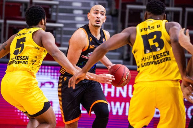 Stefan Peno (Rasta Vechta 4) ; Barry Brown Jr. (MHP RIESEN Ludwigsburg 5) ; Yorman Polas Bartolo (MHP RIESEN Ludwigsburg 13) ; 1. Basketball Bundesliga: MHP RIESEN Ludwigsburg - Rasta Vechta am 19.12.2020 in Ludwigsburg (MHPArena), Baden-Wuerttemberg, Deutschland Ludwigsburg. 19.12.20 Basketball , 19.12.2020, Ludwigsburg (Deutschland)