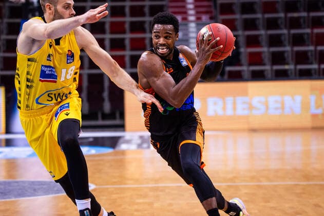 Josh Young (Rasta Vechta 8) ; Jonas Wohlfarth-Bottermann (MHP RIESEN Ludwigsburg 18) ; 1. Basketball Bundesliga: MHP RIESEN Ludwigsburg - Rasta Vechta am 19.12.2020 in Ludwigsburg (MHPArena), Baden-Wuerttemberg, Deutschland Ludwigsburg. 19.12.20 Basketball , 19.12.2020, Ludwigsburg (Deutschland)
