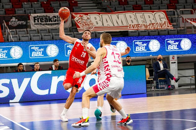 links Chase Fieler (Brose Bamberg, 20) rechts 13 Deividas Gailus (Telekom Baskets Bonn) Brose Bamberg - Telekom Baskets Bonn - easyCredit-BBL - Basketball Bundesliga - Basketball Saison 2020 21 - 7. Spieltag, 19.12.2020 Bamberg, Brose Arena ASV-Autoren-Nummer: 4026335 Copyright: DanielxLöb