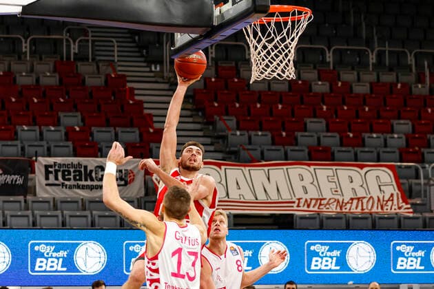 MItte Chase Fieler (Brose Bamberg, 20) links 13 Deividas Gailus (Telekom Baskets Bonn) rechts 08 Benjamin Lischka (Telekom Baskets Bonn) Brose Bamberg - Telekom Baskets Bonn - easyCredit-BBL - Basketball Bundesliga - Basketball Saison 2020 21 - 7. Spieltag, 19.12.2020 Bamberg, Brose Arena ASV-Autoren-Nummer: 4026335 Copyright: DanielxLöb
