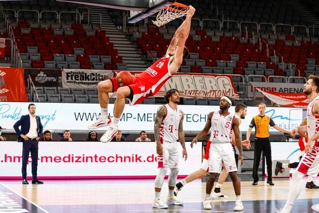 Sport Bilder des Tages oben Chase Fieler (Brose Bamberg, 20) links Coach Igor Jovovic (Telekom Baskets Bonn) Mitte 07 Chris Babb (Telekom Baskets Bonn) rechrsv 05 Josh Hagins (Telekom Baskets Bonn) Brose Bamberg - Telekom Baskets Bonn - easyCredit-BBL - Basketball Bundesliga - Basketball Saison 2020 21 - 7. Spieltag, 19.12.2020 Bamberg, Brose Arena ASV-Autoren-Nummer: 4026335 Copyright: DanielxLöb